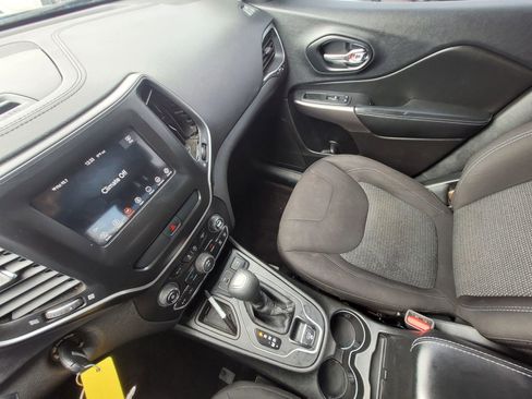 Used 2019 Jeep Cherokee Latitude w/ Popular Appearance Group image 16