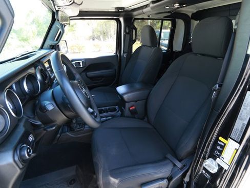 Used 2023 Jeep Gladiator Willys AWD/4WD image 22