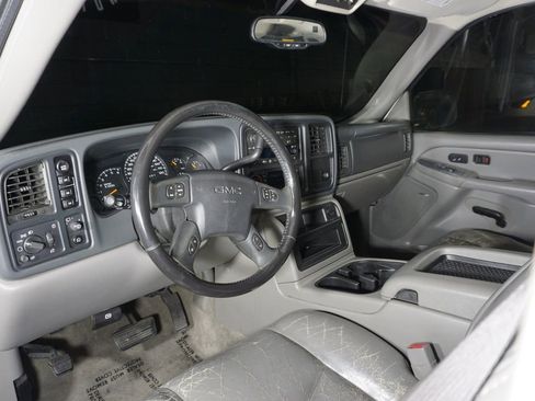 Used 2006 GMC Yukon XL SLT w/ SLT Preferred Equipment Group AWD/4WD image 12