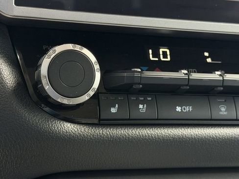 Used 2024 Toyota Tundra Limited image 23