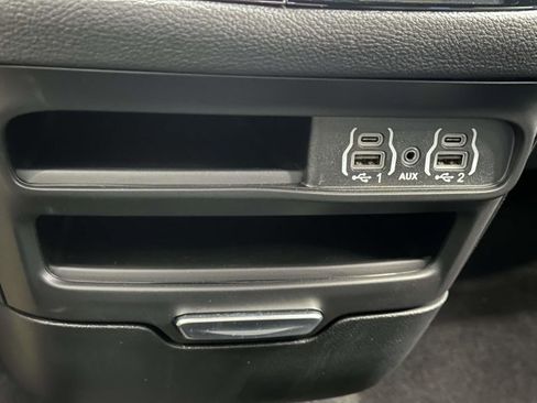 Used 2025 Chrysler Pacifica Select image 25