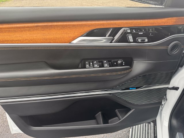 Used 2023 Jeep Grand Wagoneer L Series III w/ Rear Seat Video Group 1 AWD/4WD image 23