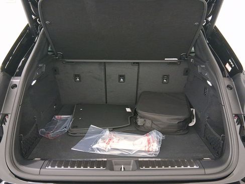 Used 2025 Porsche Macan Electric RWD image 32