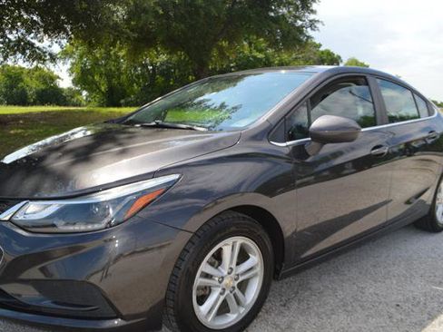 Used 2017 Chevrolet Cruze LT w/ Convenience Package FWD image 2