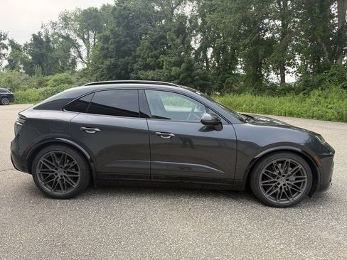 Certified 2025 Porsche Macan Turbo Electric AWD/4WD image 6