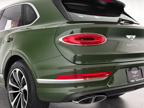Used 2025 Bentley Bentayga image 49