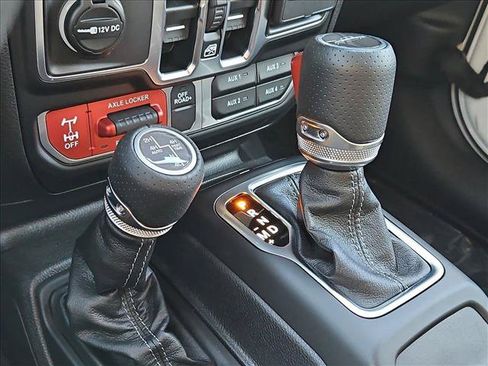 Used 2025 Jeep Gladiator Mojave AWD/4WD image 18