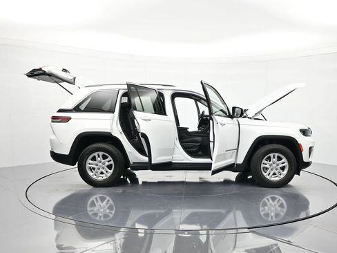 Used 2023 Jeep Grand Cherokee Laredo RWD image 46