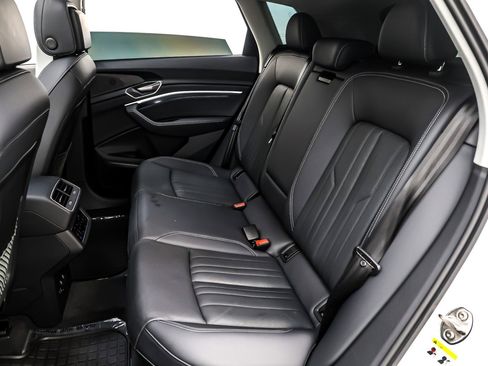 Used 2024 Audi Q8 e-tron Premium Plus w/ Premium Plus Package image 9