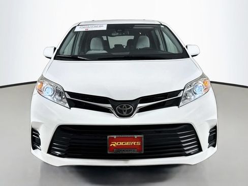Certified 2018 Toyota Sienna LE FWD image 2