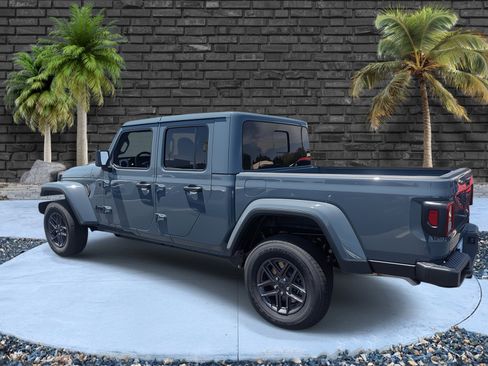 Used 2025 Jeep Gladiator Sport image 6