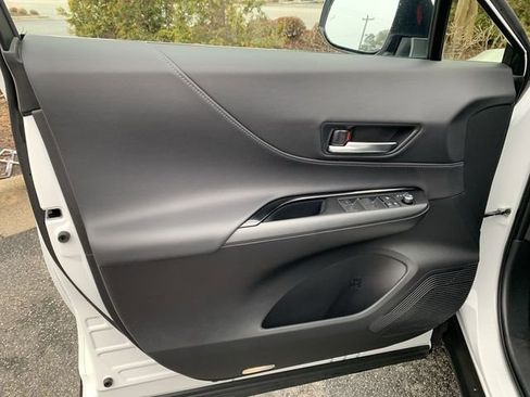 Used 2023 Toyota Venza LE image 17