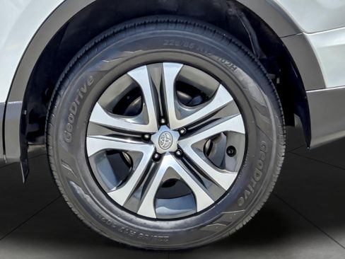 Used 2018 Toyota RAV4 LE FWD image 24