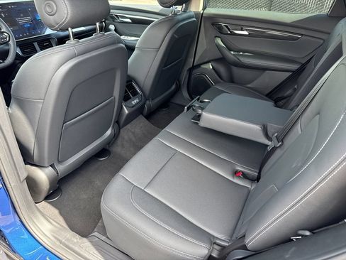 New 2025 VinFast VF 8 Eco AWD/4WD image 18