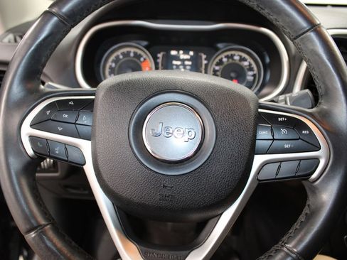Used 2018 Jeep Cherokee Latitude Plus FWD image 32