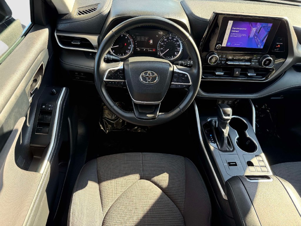 Used 2025 Toyota Highlander LE FWD image 12