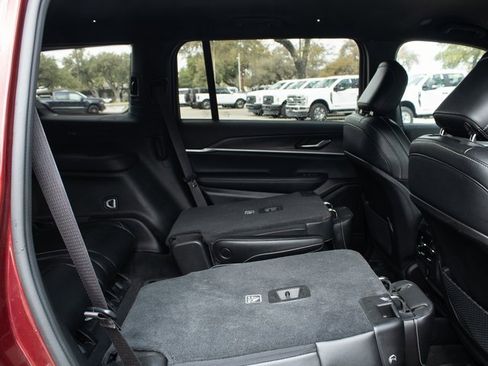 Used 2024 Jeep Grand Cherokee L Limited w/ Black Appearance Package image 18