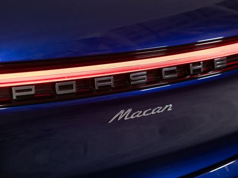 Certified 2023 Porsche Macan AWD/4WD image 19