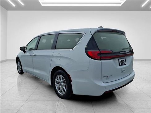 Used 2024 Chrysler Pacifica Touring-L FWD image 9