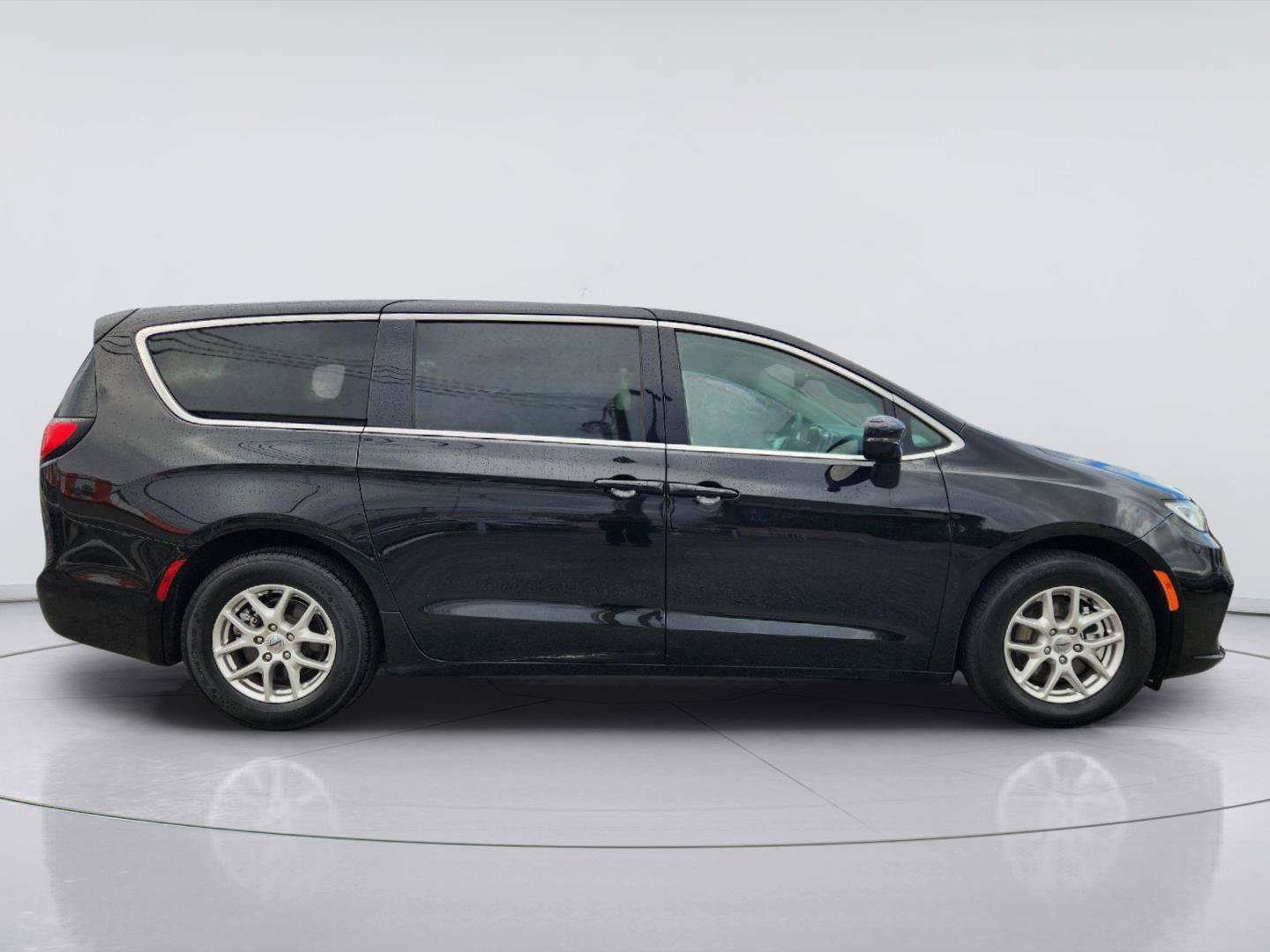 Used 2024 Chrysler Pacifica Touring-L FWD image 4