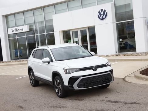Used 2025 Volkswagen Taos SE AWD/4WD image 1