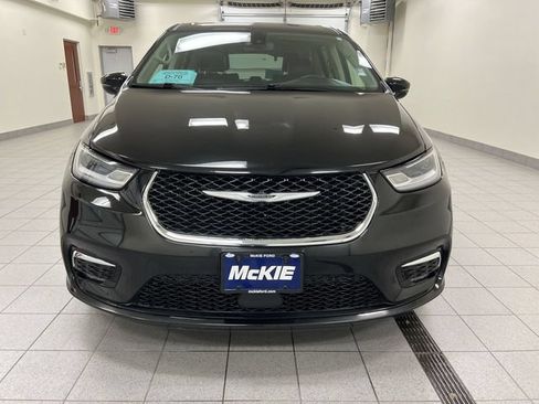 Used 2024 Chrysler Pacifica Limited FWD image 3