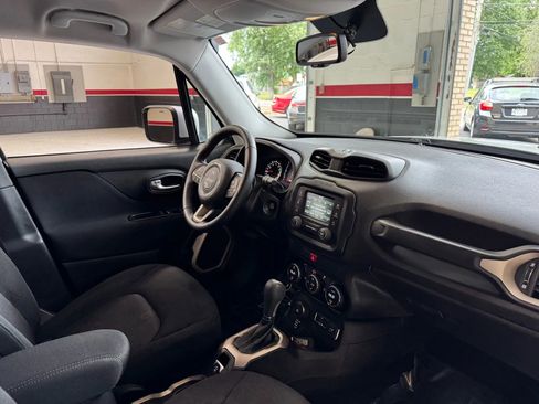 Used 2017 Jeep Renegade Latitude w/ Popular Equipment Group image 32