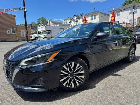 Used 2025 Nissan Altima 2.5 SV FWD image 2
