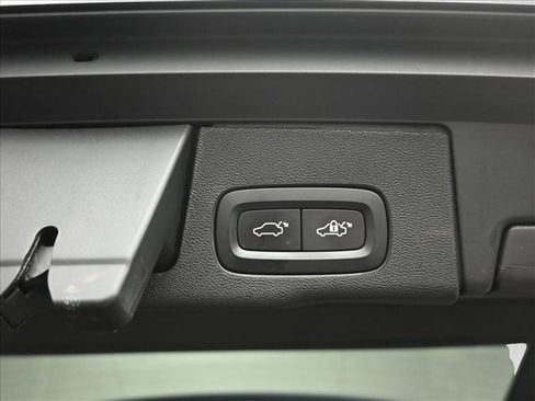 Used 2018 Volvo XC60 T5 Momentum w/ Convenience Package image 24