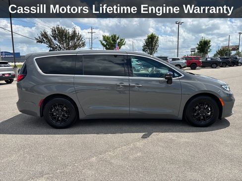 Used 2025 Chrysler Pacifica Select FWD image 8