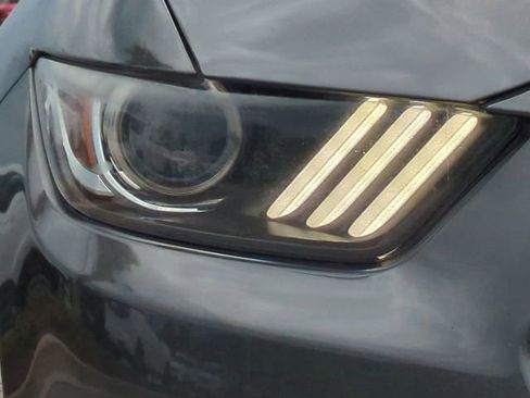 Used 2017 Ford Mustang Coupe RWD image 10