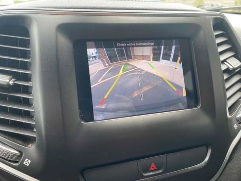 Used 2019 Jeep Cherokee Latitude Plus AWD/4WD image 19
