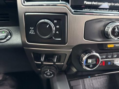 Used 2022 Ford F350 Platinum w/ FX4 Off-Road Package image 32