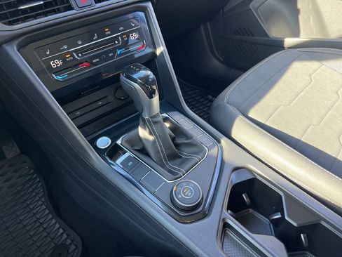 Used 2025 Volkswagen Taos SE image 19