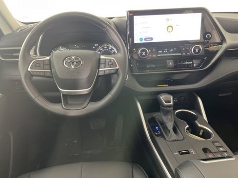 Used 2025 Toyota Highlander XLE image 7