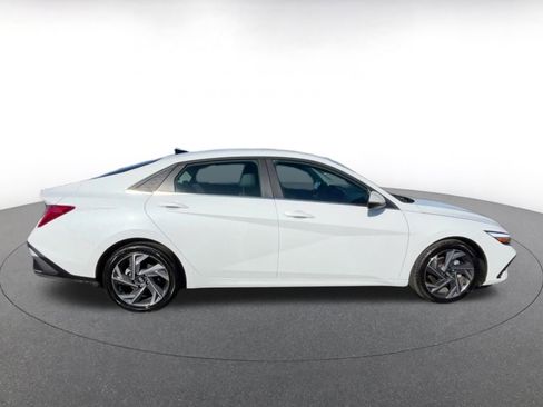 Used 2025 Hyundai Elantra Limited image 16