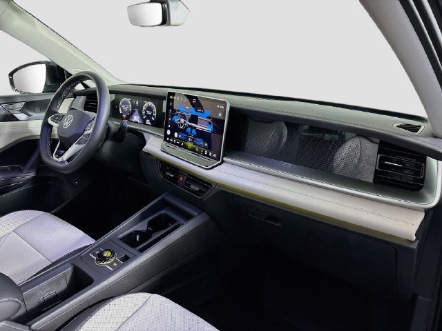 Certified 2025 Volkswagen Tiguan SE FWD image 28