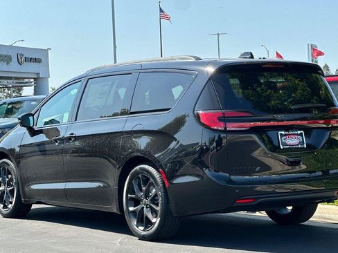 New 2027 Chrysler Pacifica Limited FWD image 6