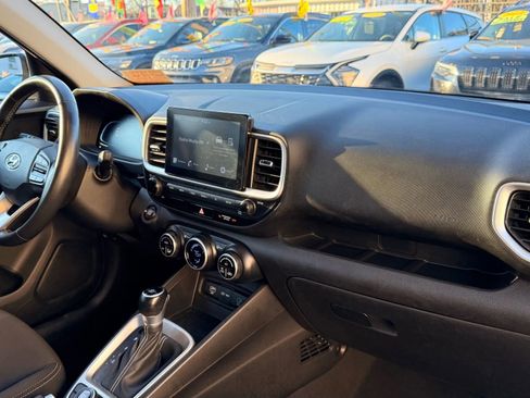 Used 2024 Hyundai Venue SEL image 16