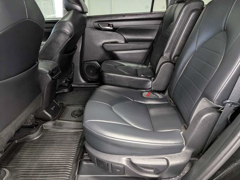 Used 2021 Toyota Highlander XLE AWD/4WD image 23