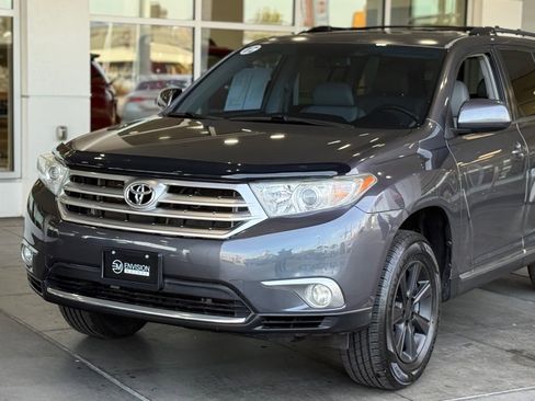Used 2012 Toyota Highlander SE w/ Tow Pkg image 3