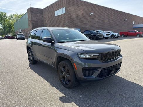 Used 2023 Jeep Grand Cherokee Altitude AWD/4WD image 2