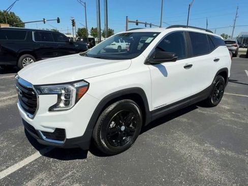 Used 2023 GMC Terrain SLE w/ Driver Convenience Package FWD image 4