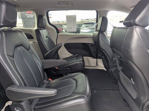 Used 2024 Chrysler Pacifica Touring-L image 32