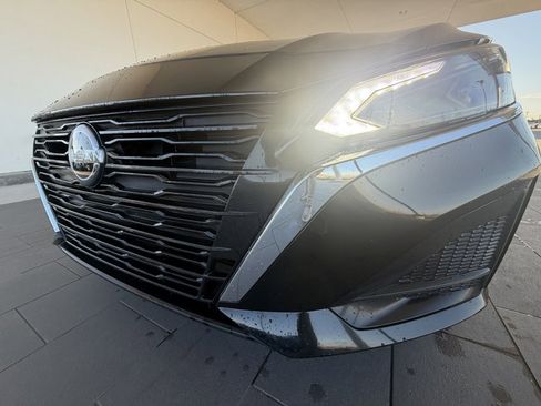 Used 2024 Nissan Altima 2.5 SV image 2