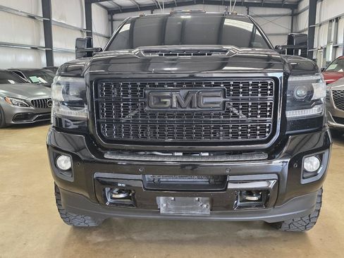 Used 2018 GMC Sierra 2500 Denali w/ Duramax Plus Package AWD/4WD image 2
