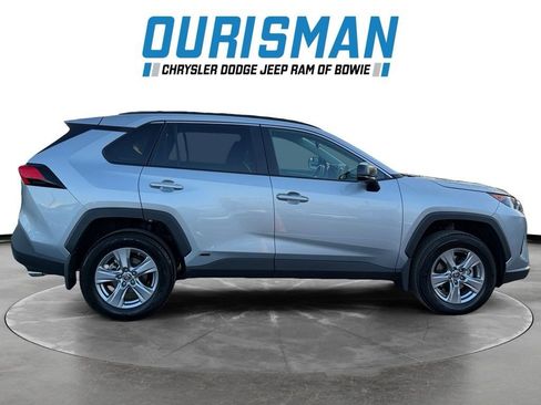 Used 2022 Toyota RAV4 LE image 2