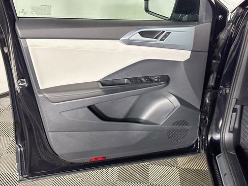 Used 2025 Volkswagen Taos SE AWD/4WD image 10