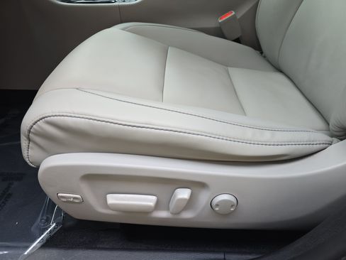 Used 2019 Toyota Highlander XLE AWD/4WD image 30
