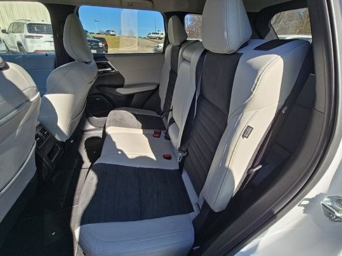 Used 2025 Mitsubishi Outlander SE image 16